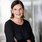 Portrait: Edith Stier-Thompson, Jury-Mitglied beim Gesichter-Wettbewerb 2025