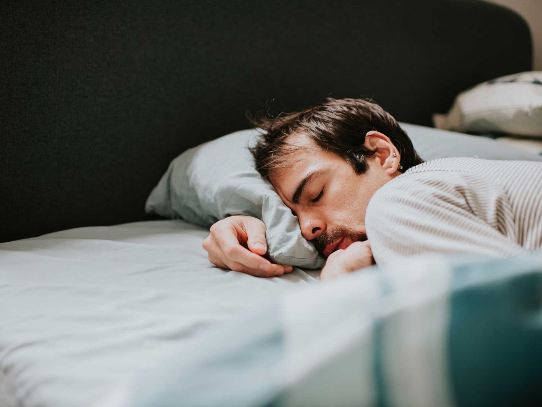 Mann schläft auf dem Bauch