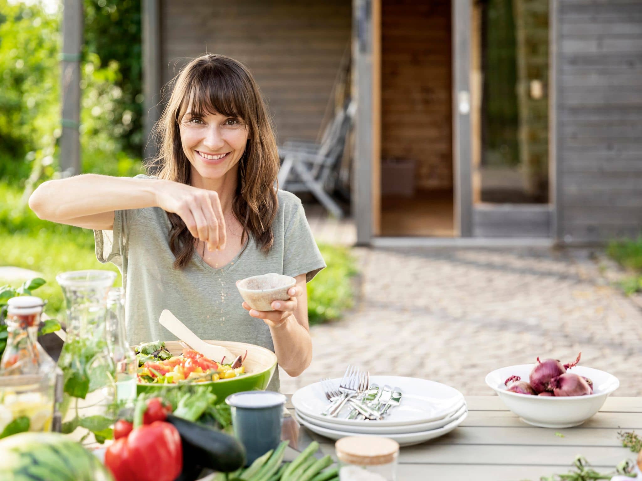 Fit-Food für Frauen: Eine Frau bereitet sich eine gesunde Mahlzeit zu