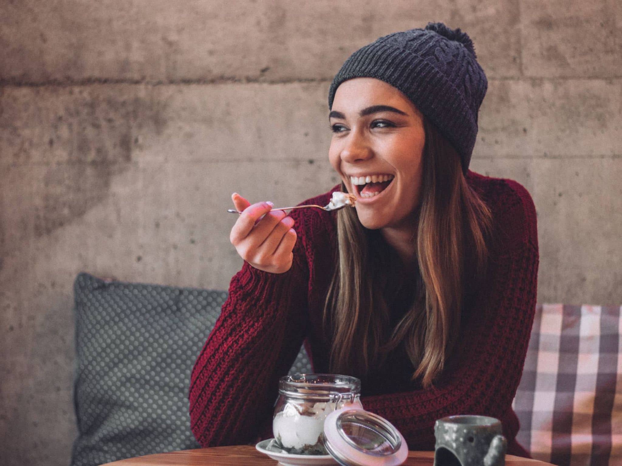 Auszubildene macht eine gesunde Pause als Teil der topfit Azubi Challenge