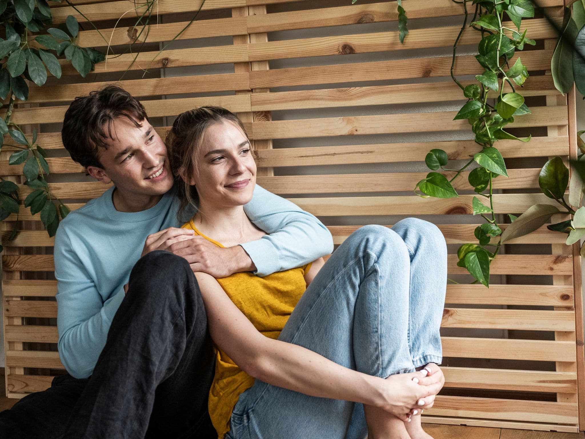 Symbolbild für Situationship: Ein Teenagerpärchen sitzt zusammen auf einer Parkbank