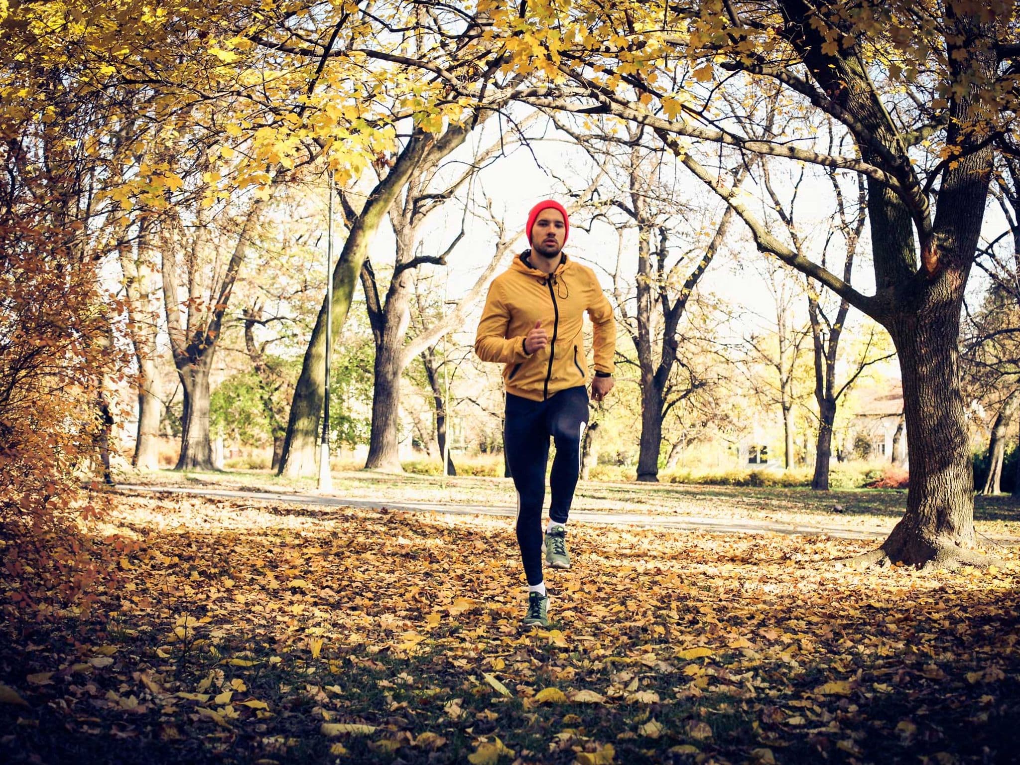 Junger Mann läuft im Freuen, um die Witermüdigkeit loszuwerden