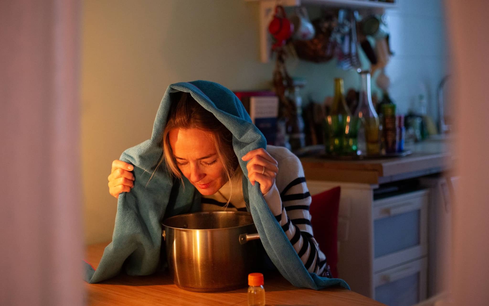Hausmittel wie Inhalieren können gegen Nasennebenhöhlenentzündung helfen.