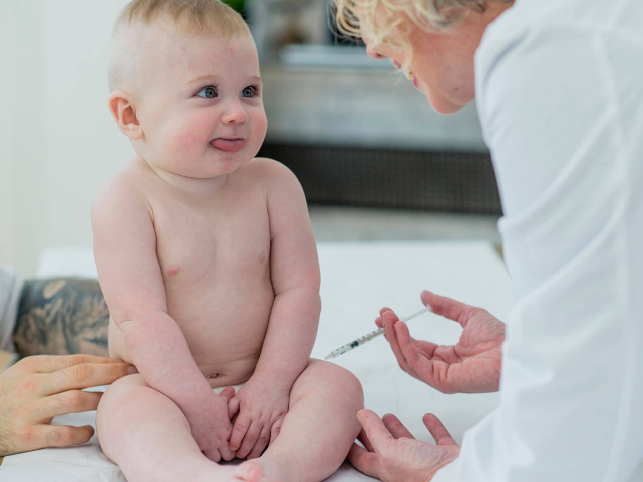 Ein Baby wird von einer Ärztin gegen Hepatitis B geimpft.