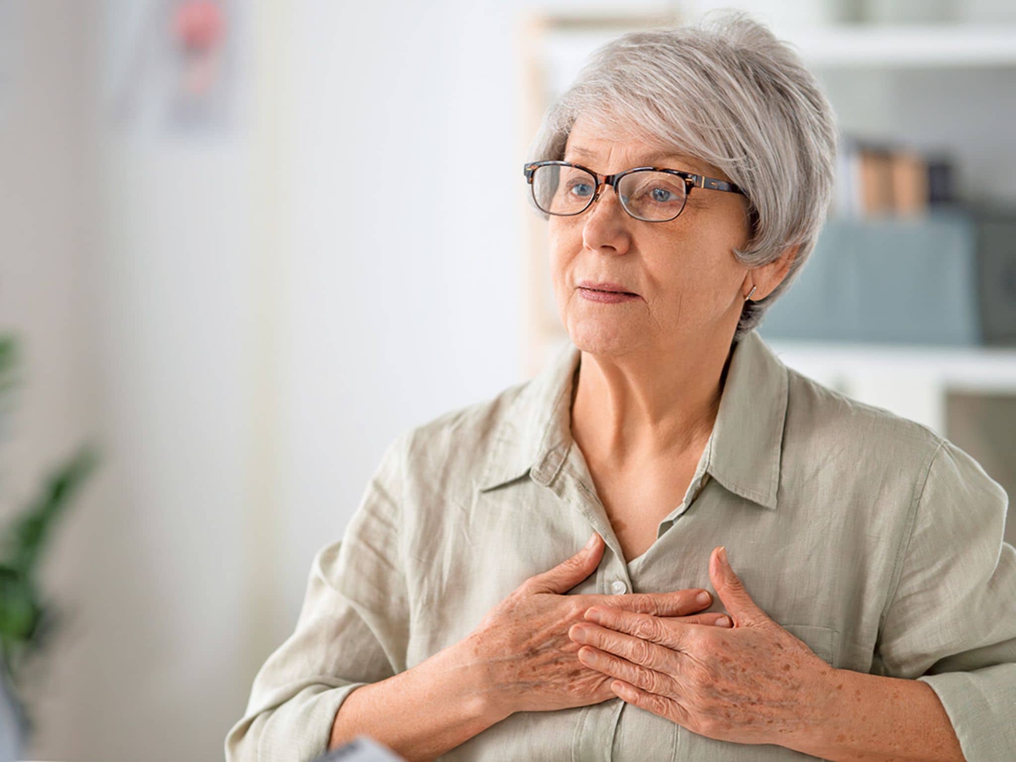 Eine Patientin unterhält sich mit ihrer Ärztin.