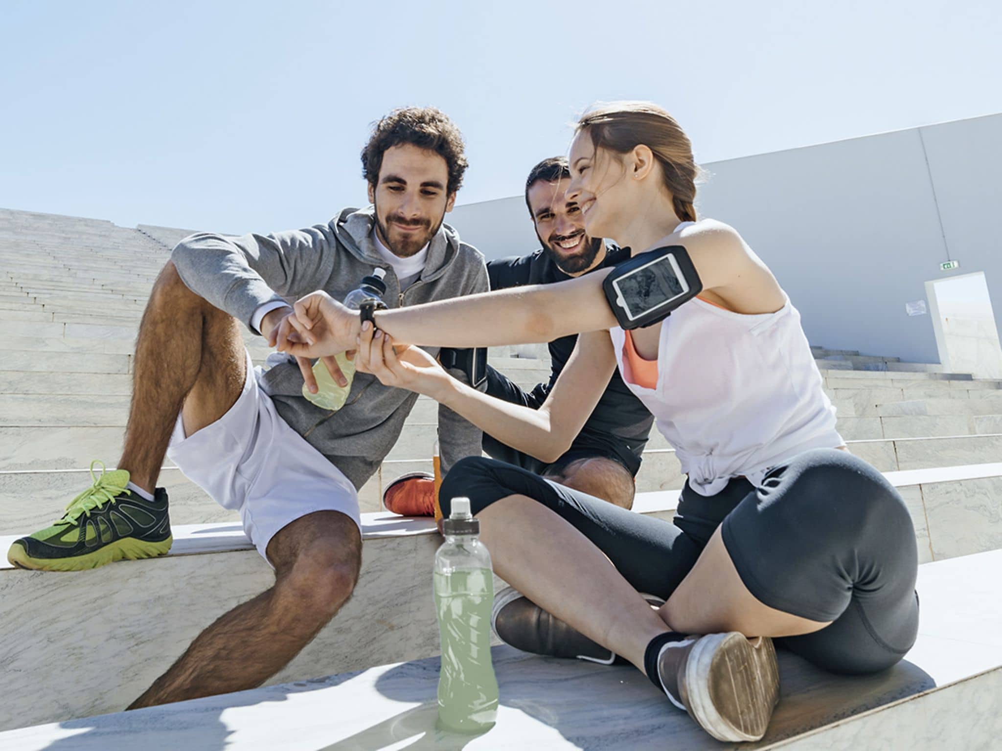 Sportler machen eine Trinkpause