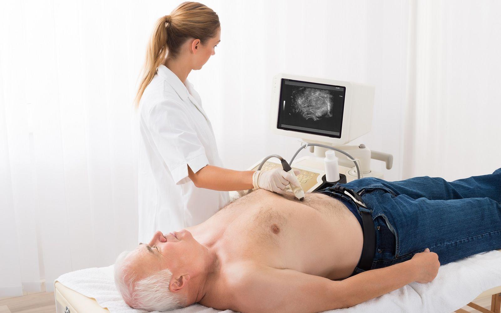 Ärztin untersucht Mann via Ultraschall-Screening am Bauch