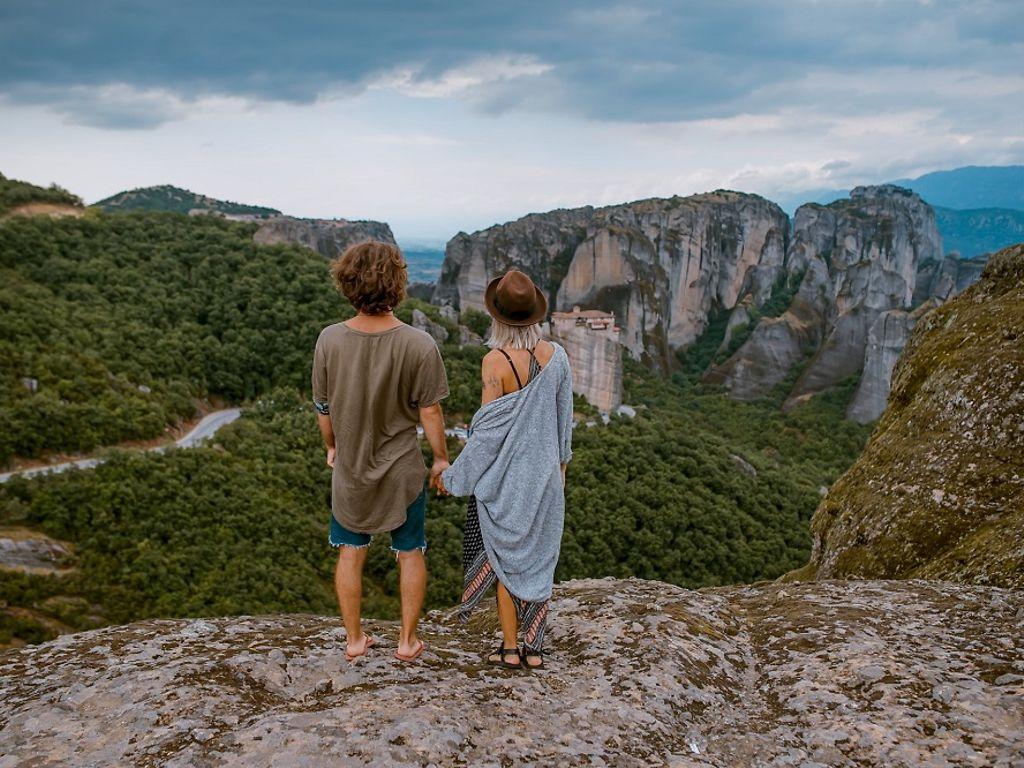 Bild: PlusReise 365 - Junges Paar schaut auf ein Bergpanorama in Griechenland.