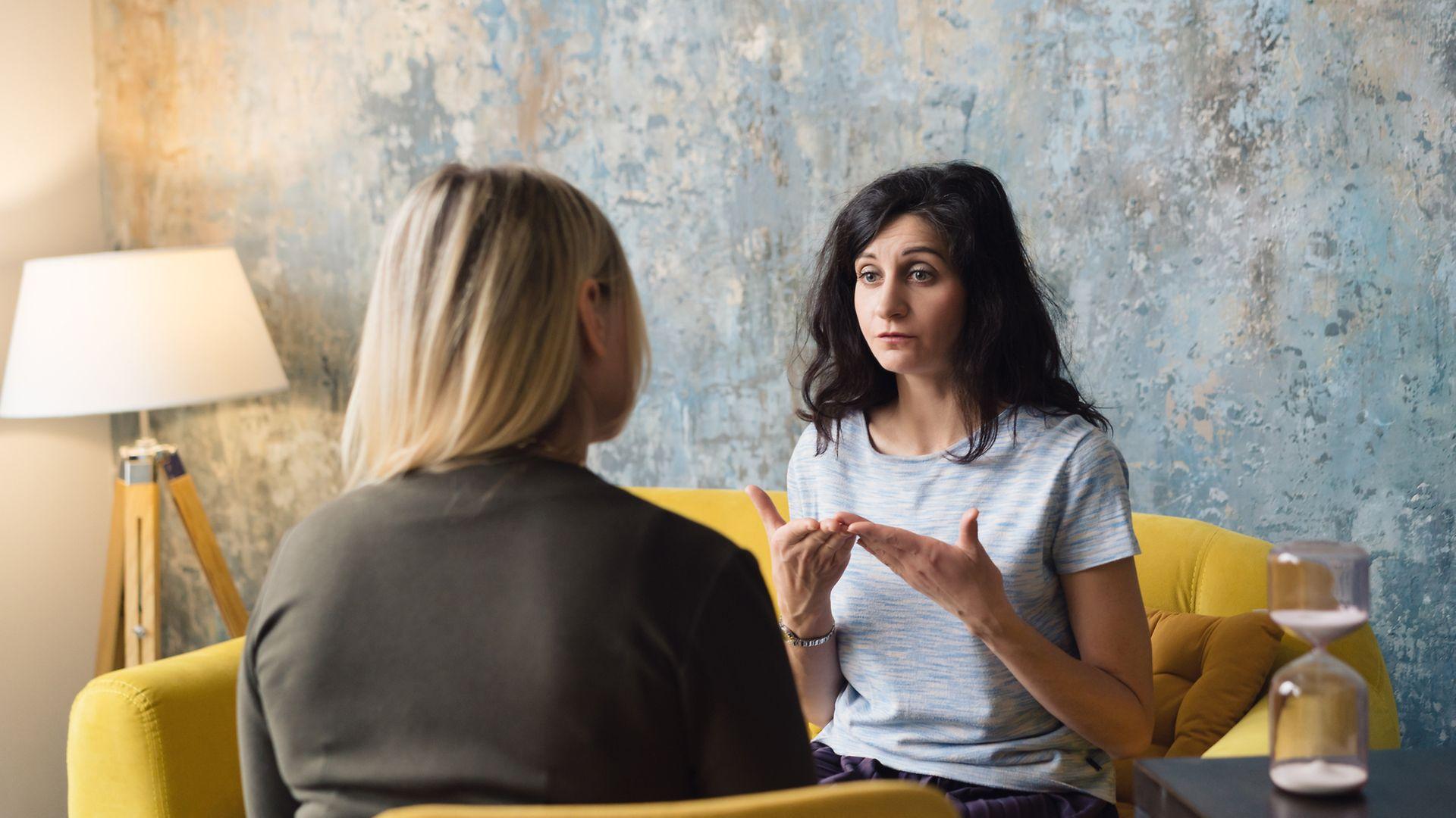 Psychische Gesundheit: Eine junge Frau im Gespräch mit einer Psychologin