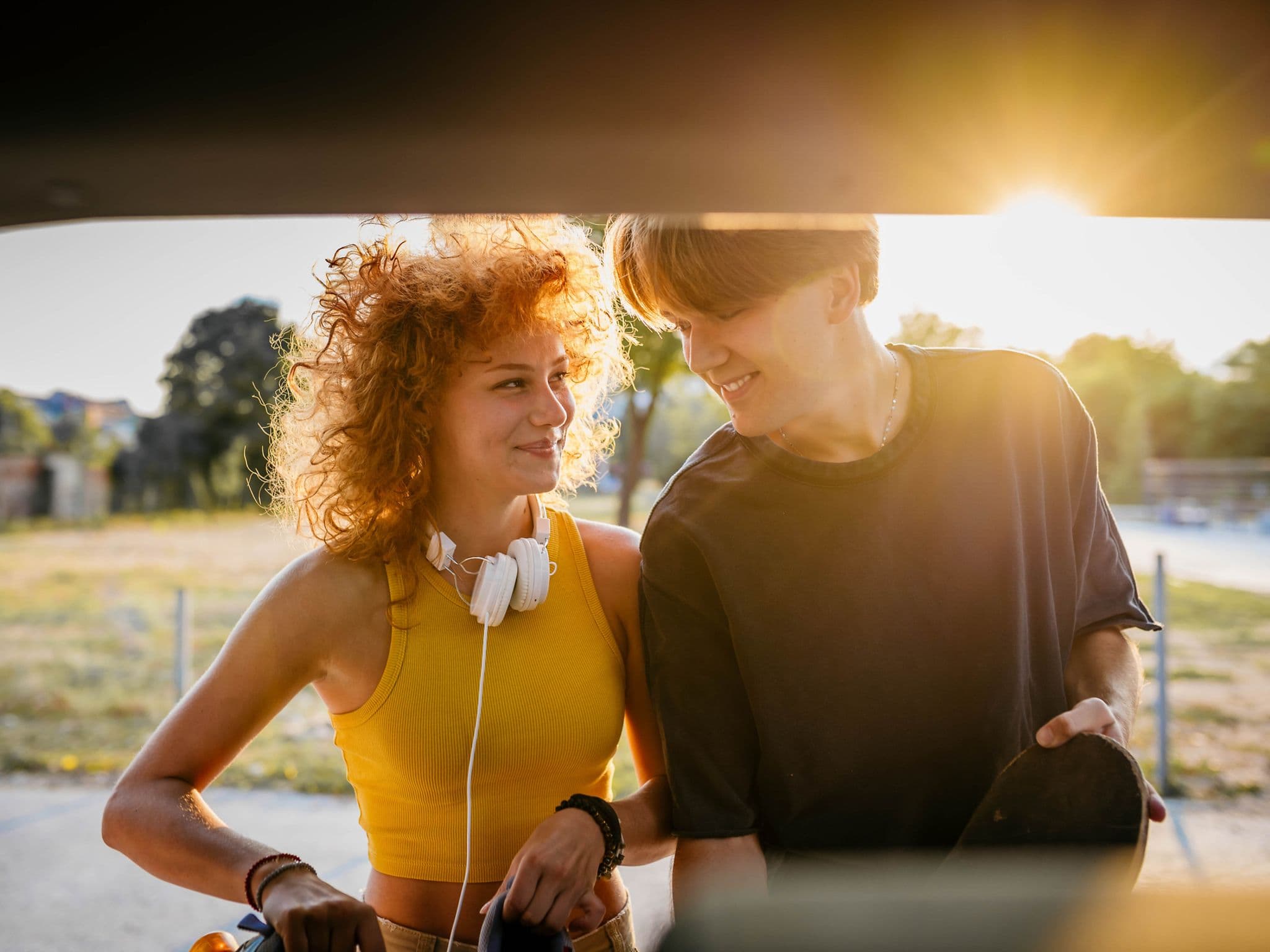 Sprachen der Liebe: Ein verliebtes Paar lächelt sich an
