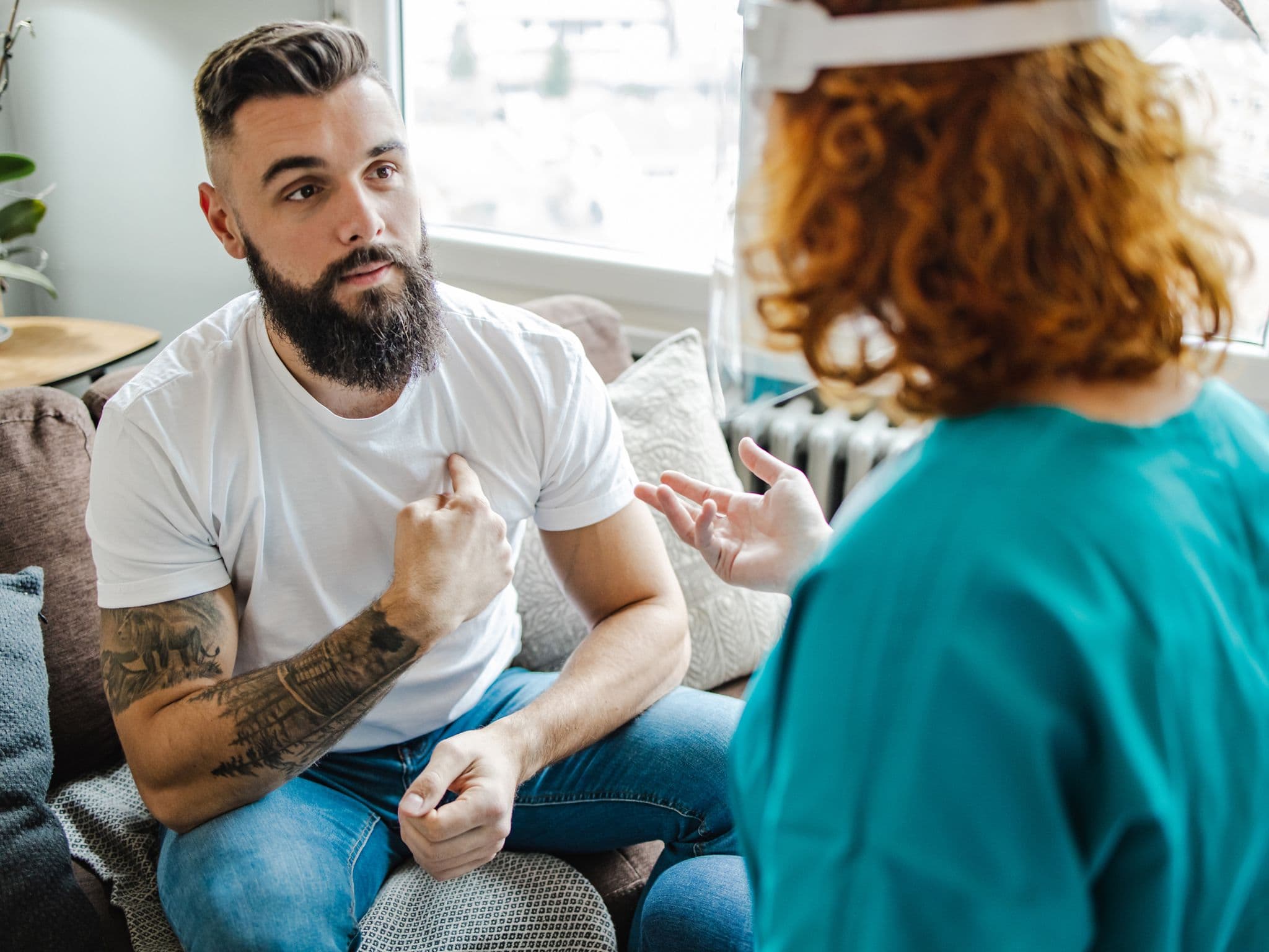 Symbolbild für STI-Test: Ein Mann hört einem Arzt in seiner Praxis zu