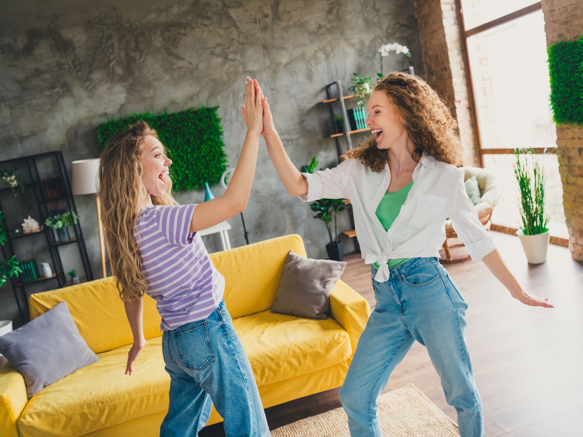 Body Positivity: Zwei Frauen Tanzen und haben Spaß