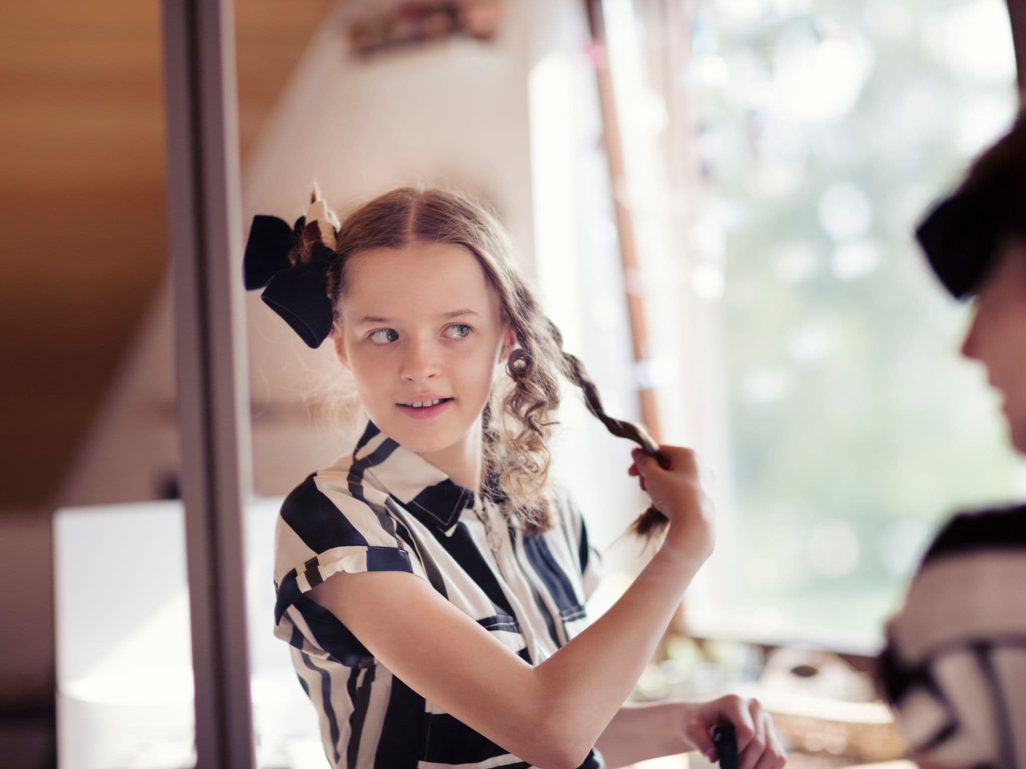 Symbolbild für bin ich schön: Ein junges Mädchen steht vorm Spiegel und sieht sich an