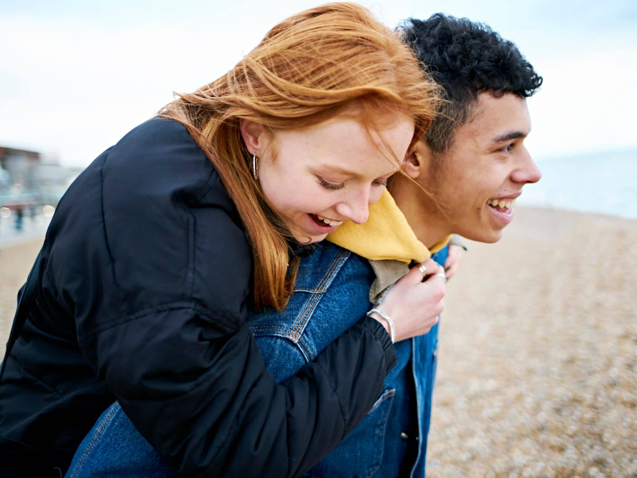 Symbolbild für gesunde Beziehungen: Ein Teenagerpärchen am Strand