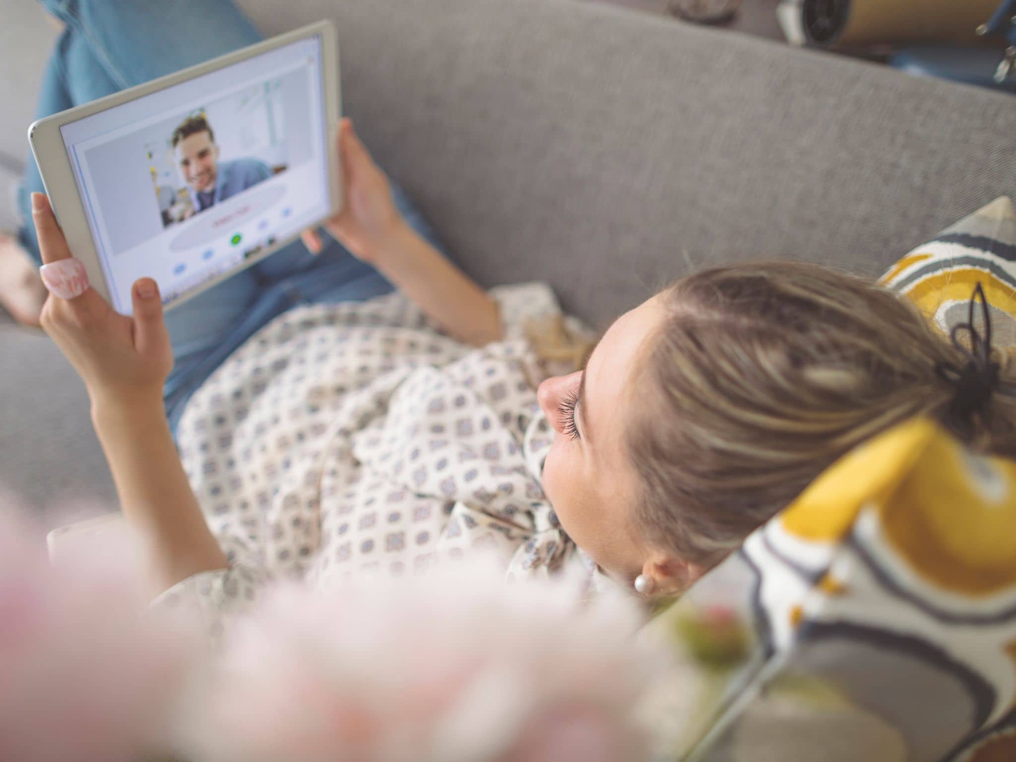 Liebe auf Distanz: Eine junge Frau spricht per Tablet mit ihrem Partner