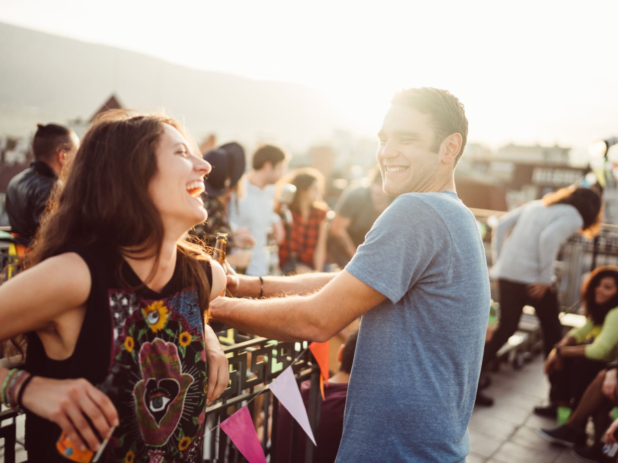 Symbolbild Fremdverliebt: Eine junge Frau und ein junger Mann flirten auf einem Festival