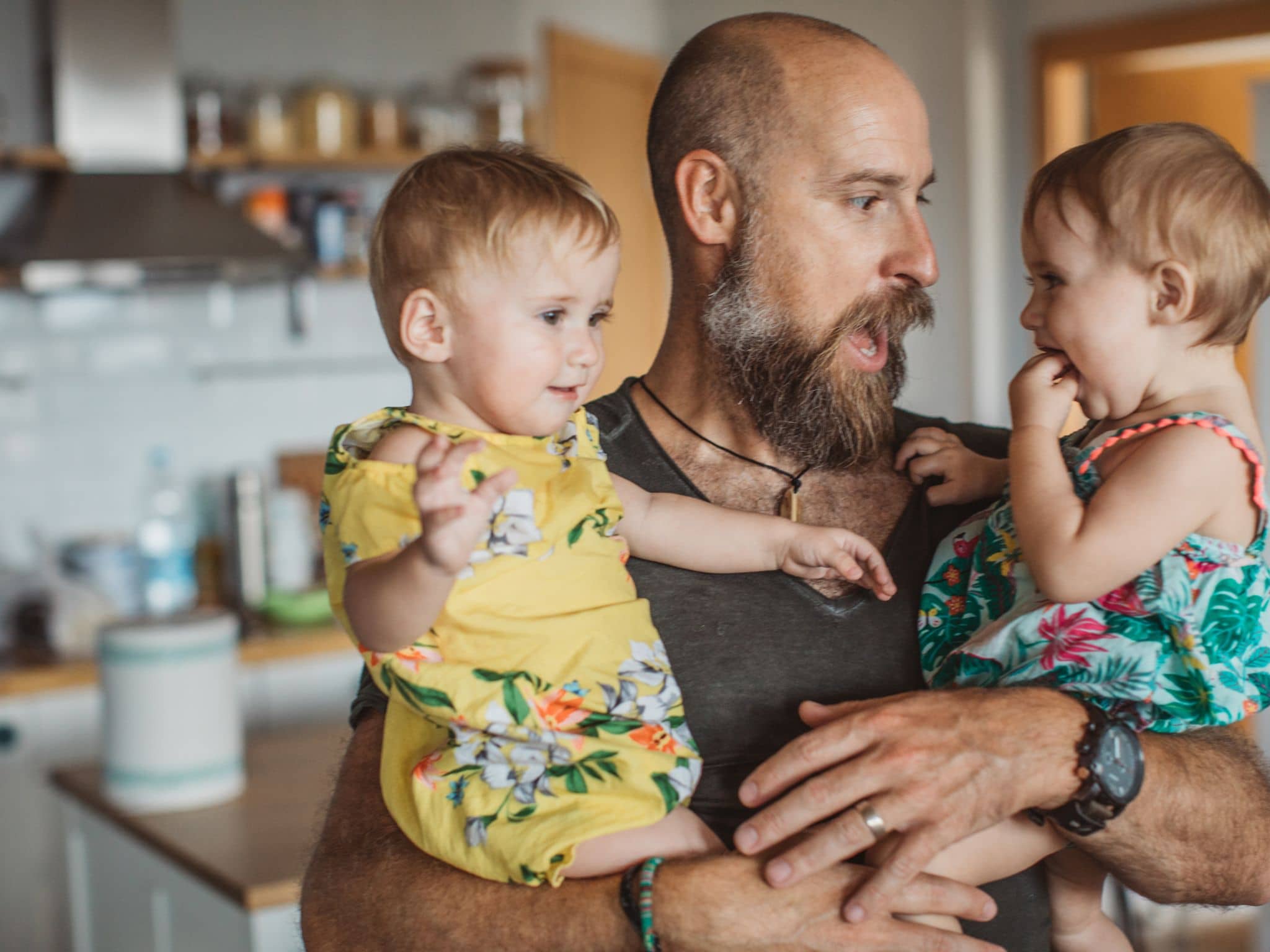 Zwillinge: Ein Mann hat Zwillingsbabys auf dem Arm