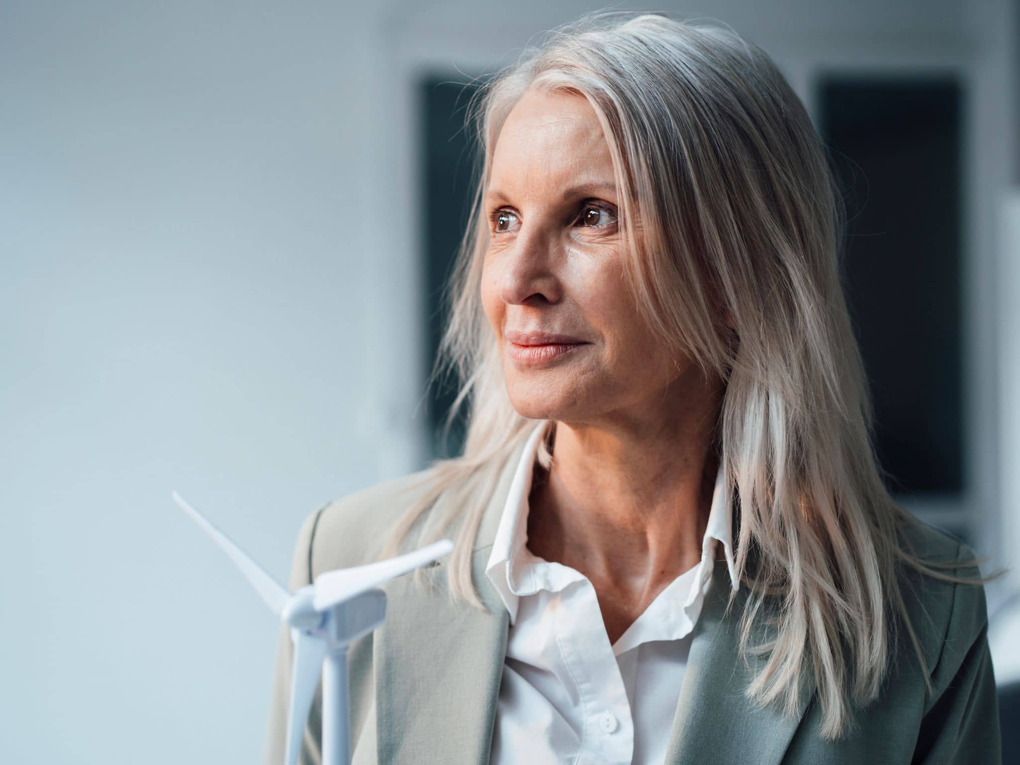 Wechseljahre am Arbeitsplatz: Eine Frau sitzt vor ihrem Computer und versucht, sich zu konzentrieren