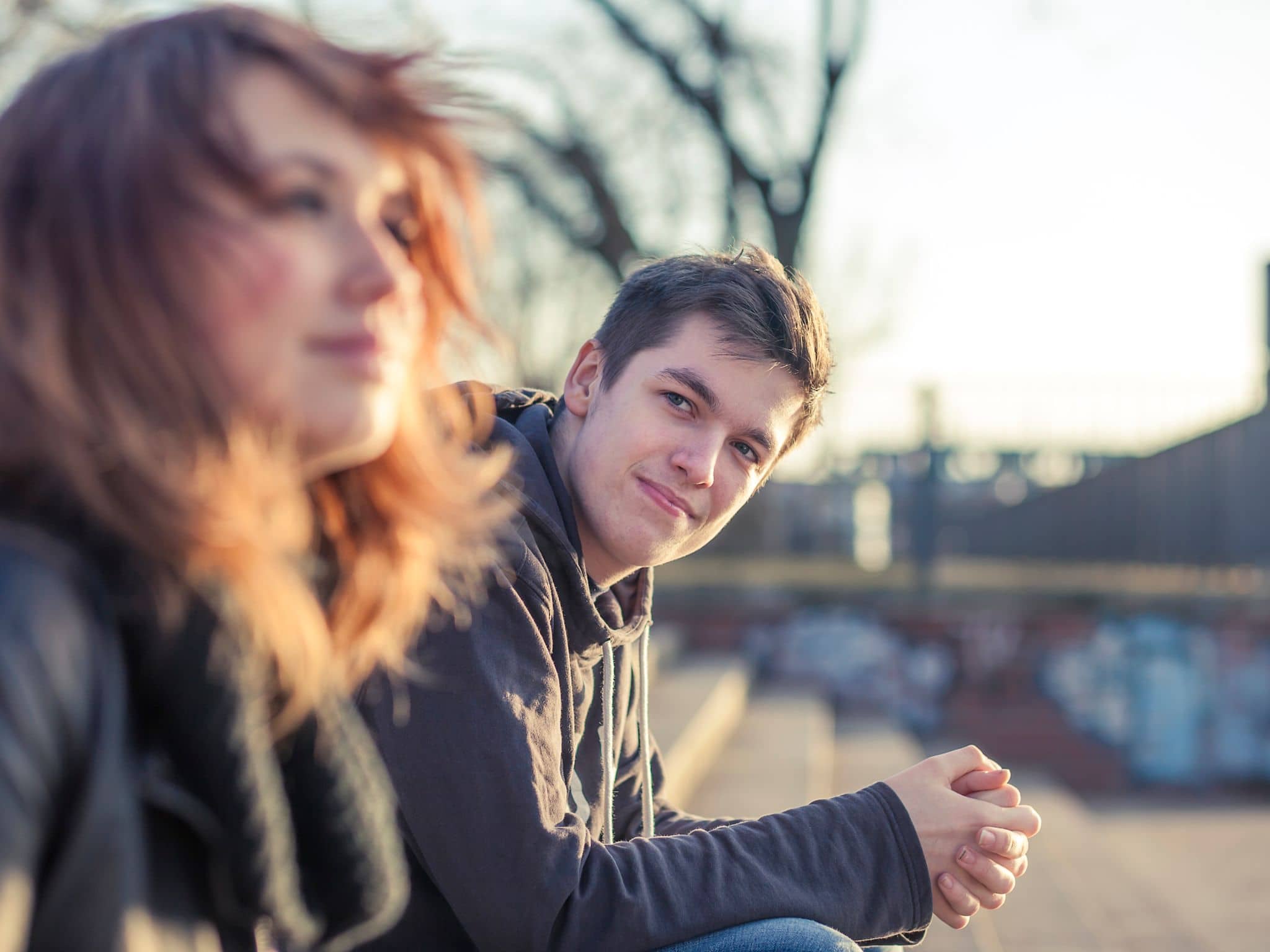 Ein junger Mann sieht eine junge Frau verliebt an