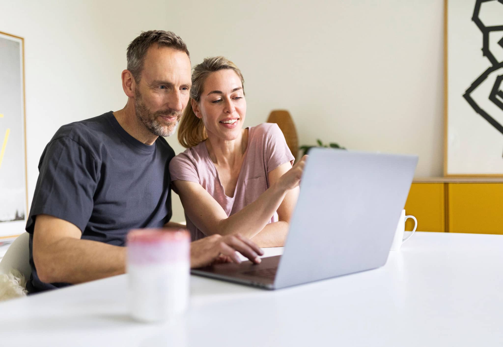 Qualitätstransparenzbericht: Mann und Frau schauen gemeinsam auf einen Laptop.