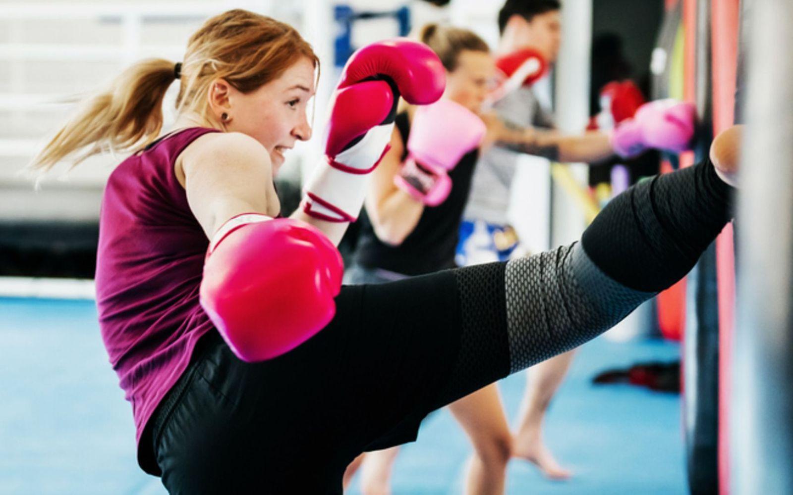 Sport gegen Aggressionen: Eine Frau boxt in einem Fitnessstudio gemeinsam mit anderen.