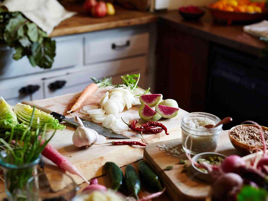 Gesunde Ernährung: Bretter mit Gemüse, Obst und Kräutern.