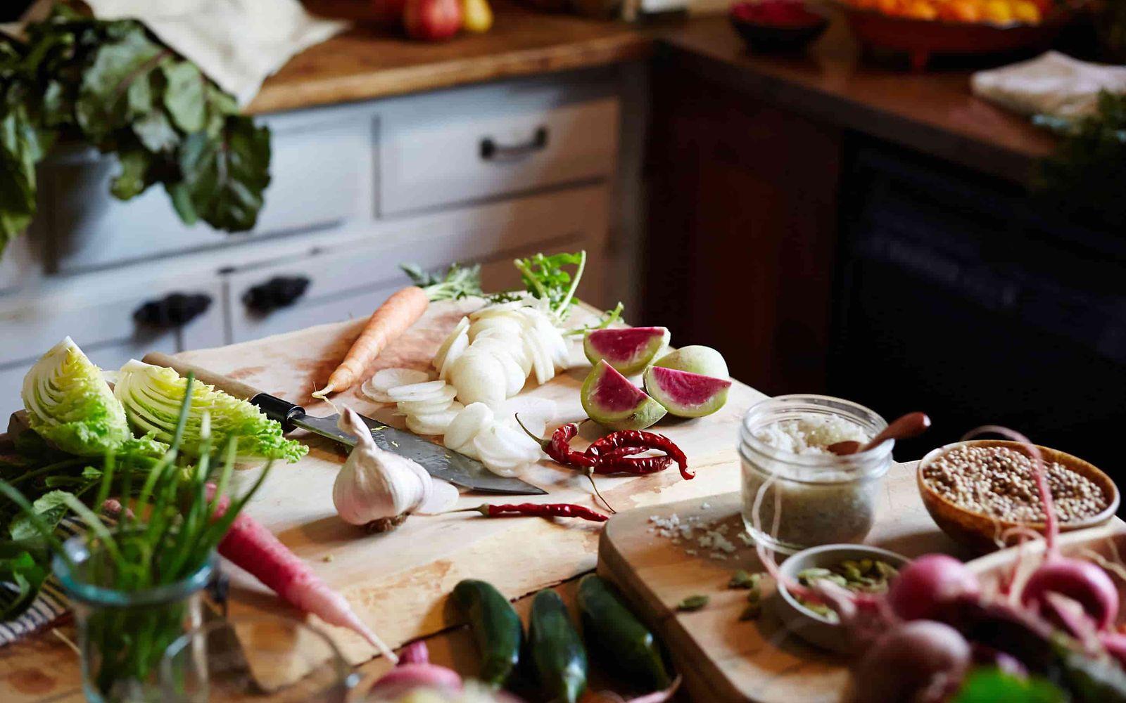 Gesunde Ernährung: Bretter mit Gemüse, Obst und Kräutern.