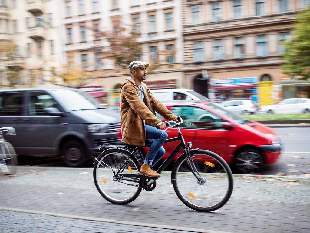 Herzrhythmusstörungen: Ein Mann fährt mit einem Fahrrad auf der Straße.