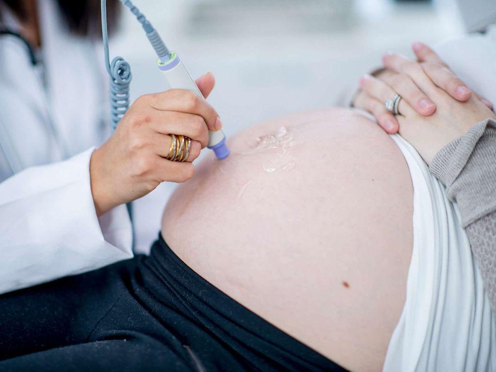 Ultraschalluntersuchungen: Schwangere beim Arzt während Ultraschalluntersuchung. 