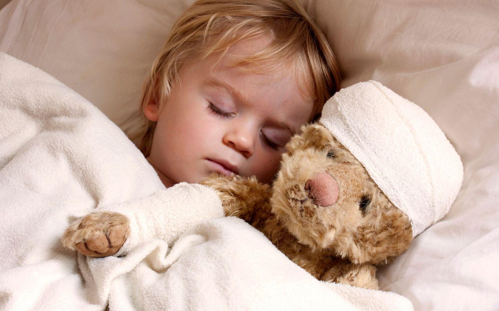 Junge und Teddybär-in-Bett