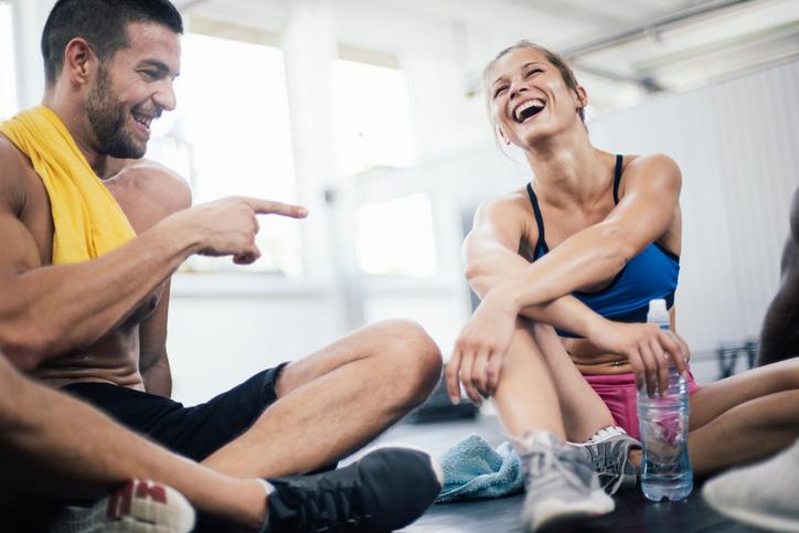 Selbstoptimierung: Zwei Sportler sind erschöpft und glücklich nach dem Training.