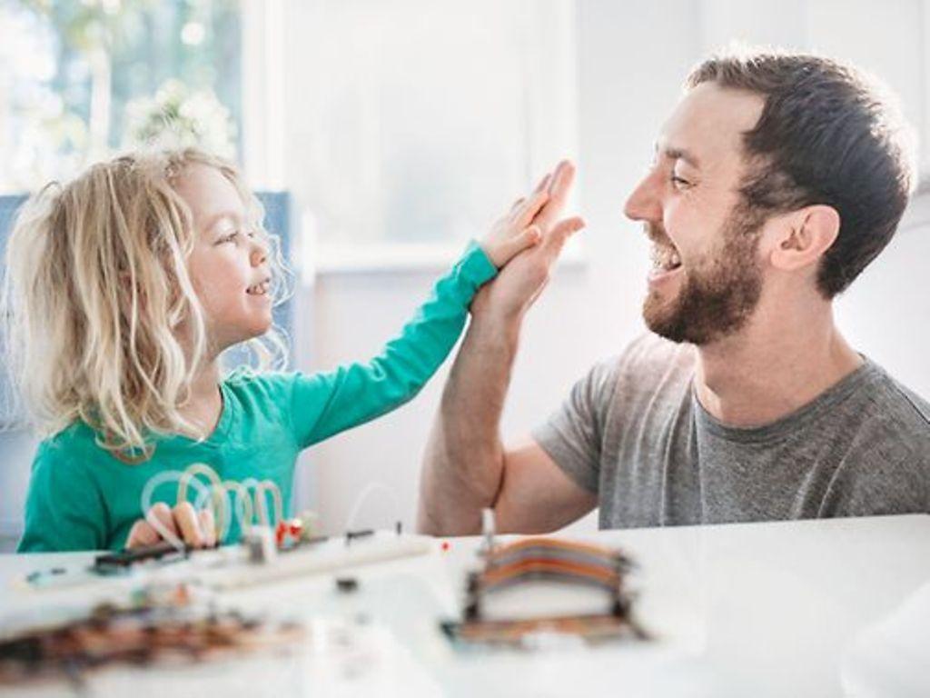 Ein Vater spielt mit seiner Tochter