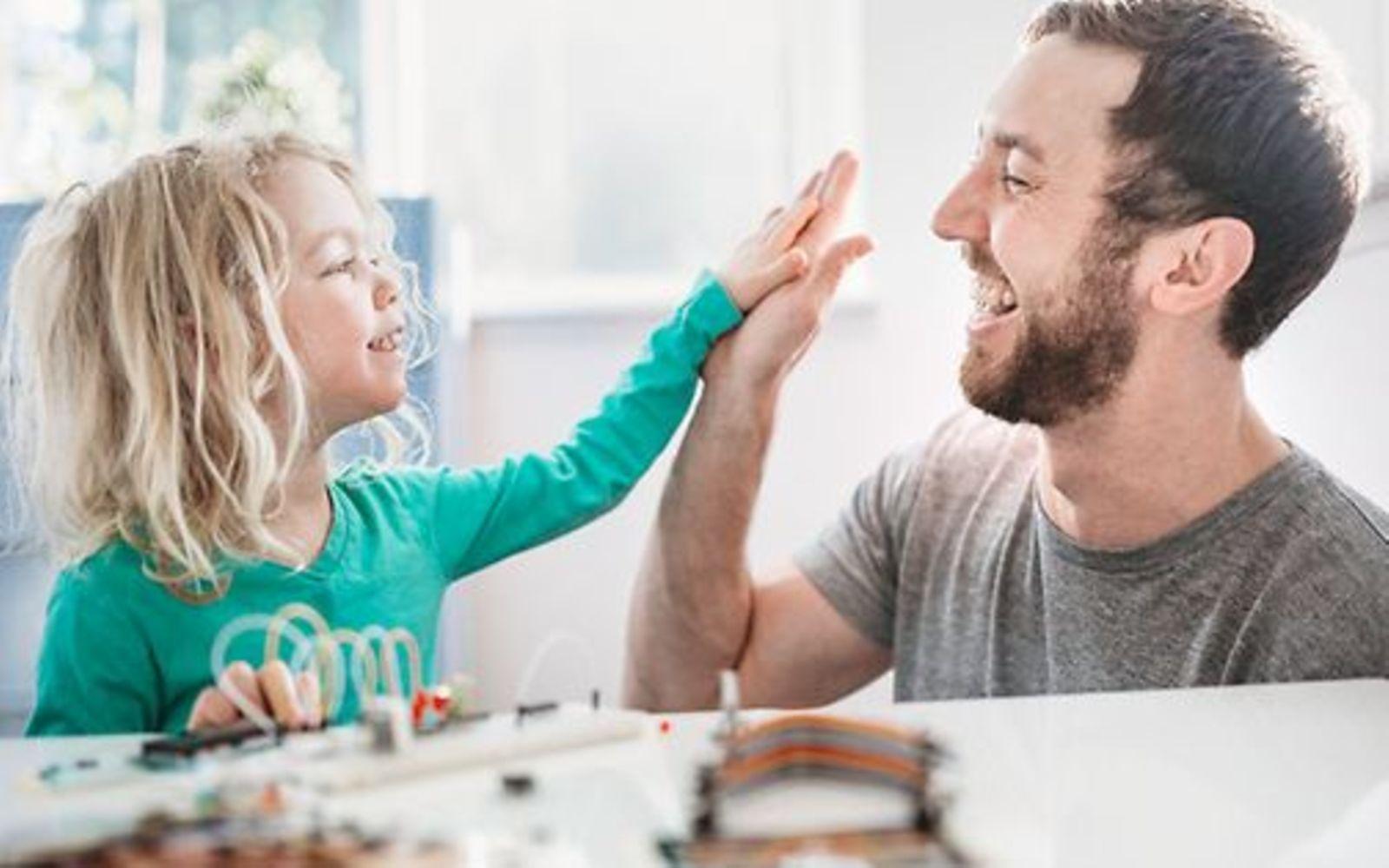 Ein Vater spielt mit seiner Tochter