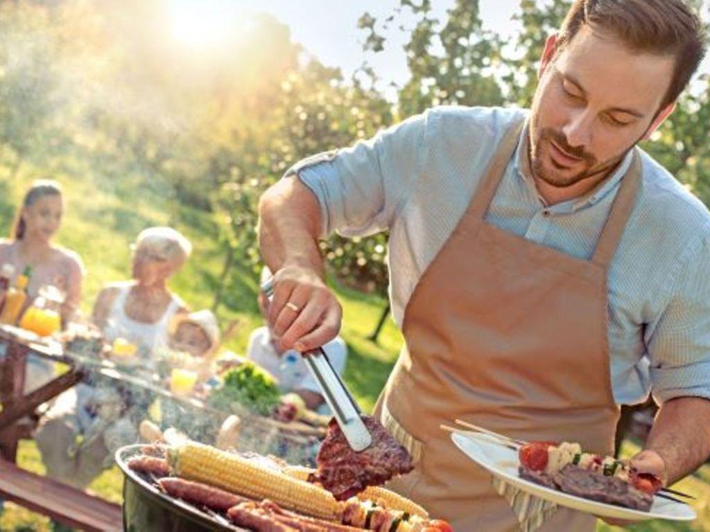 Ernährung und Klischees: Ein Mann steht am Grill und grillt Steaks.