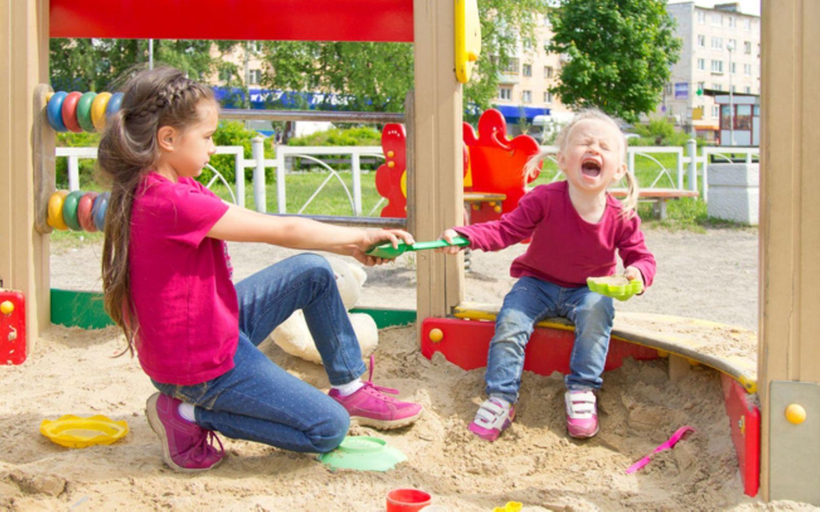 Symbolbild für Aggressionen bei Kindern: Zwei Mädchen spielen und streiten miteinander