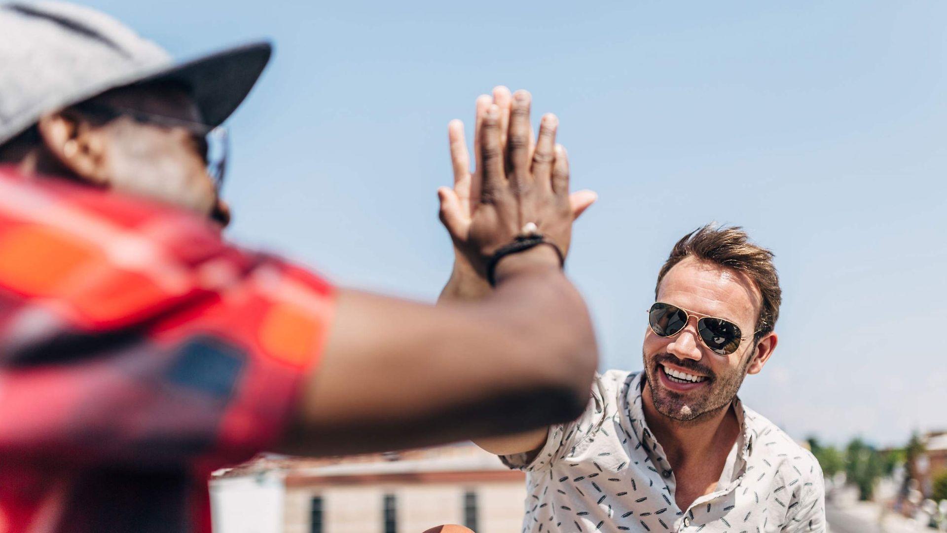 Männergesundheit: Zwei Männer in High-Five-Pose.