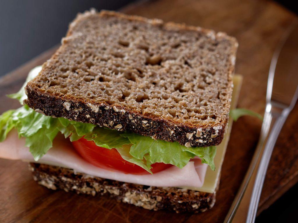 Gesünder essen: Vollkornbrot-Doppeldecker mit Salat, Schinken, Käse und Tomate