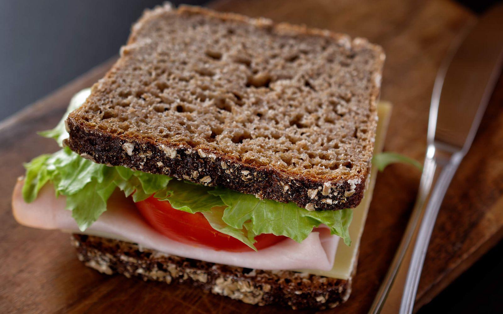 Gesünder essen: Vollkornbrot-Doppeldecker mit Salat, Schinken, Käse und Tomate