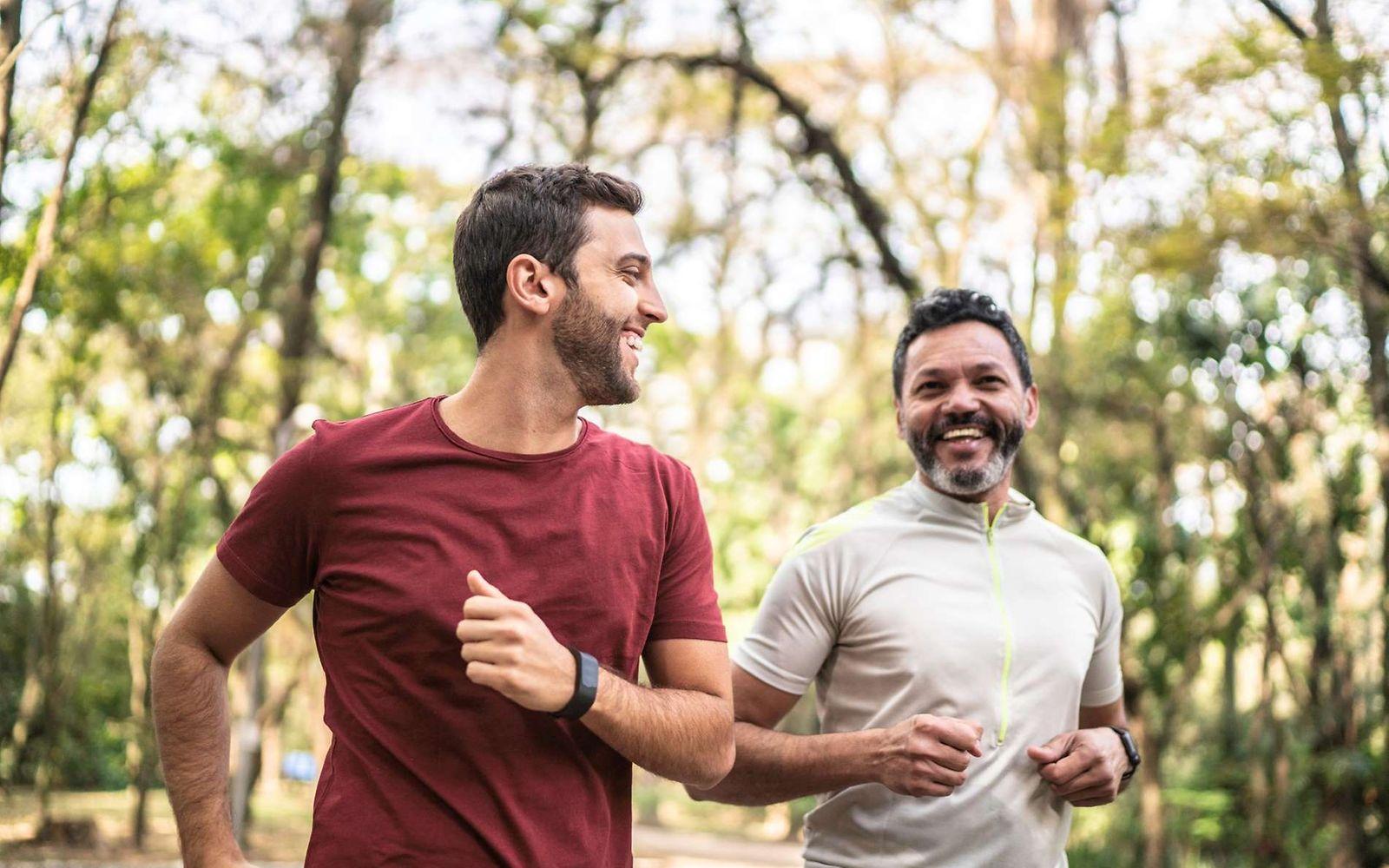 Fitness-Coaching: Zwei Männer mittleren Alters joggen.