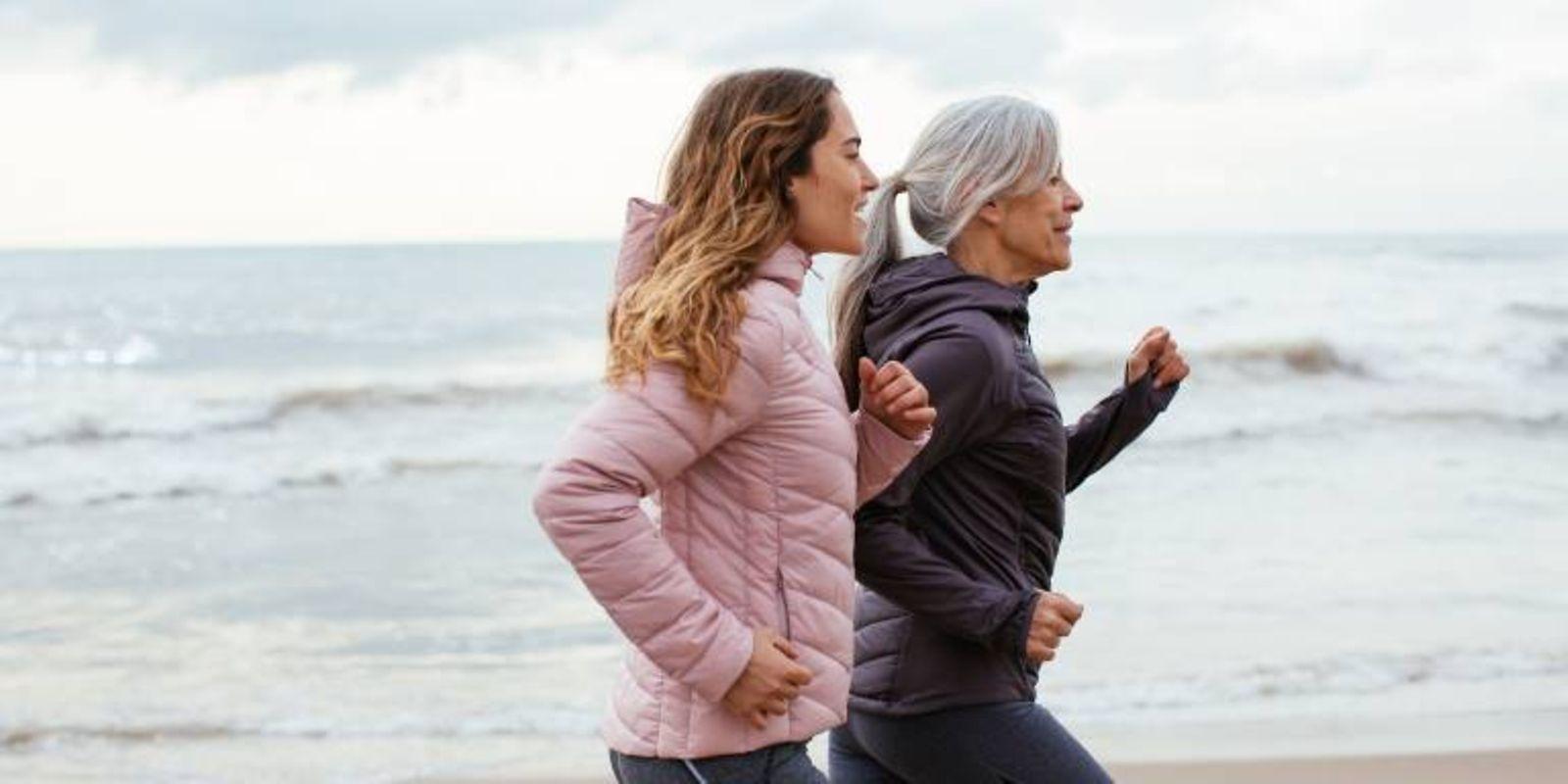 DAK Herz-Kreislauf Coaching: Ältere Frau läuft mit ihrer Tochter am Strand