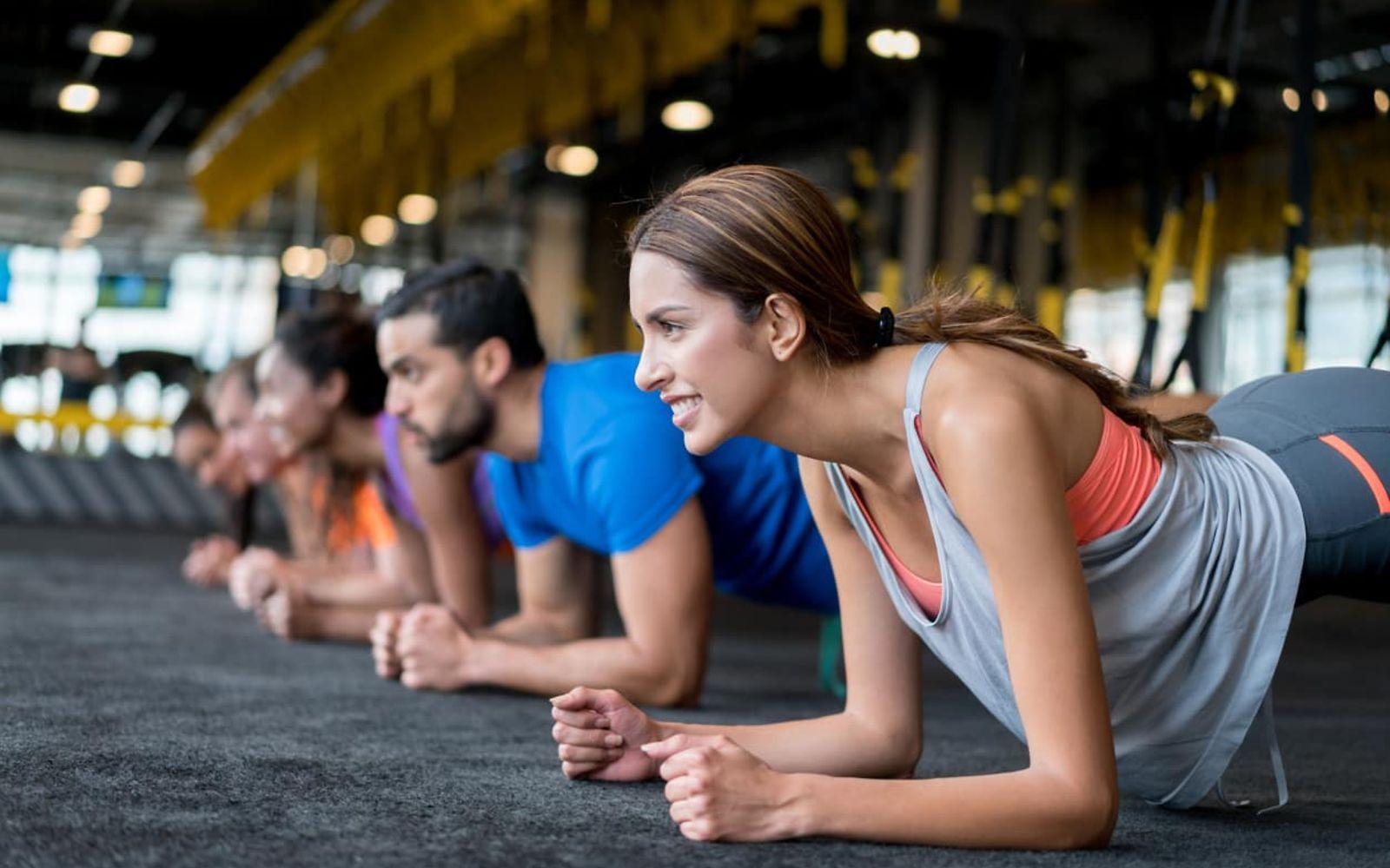 AktivBonus: Frauen und Männer im Fitnesskurs.