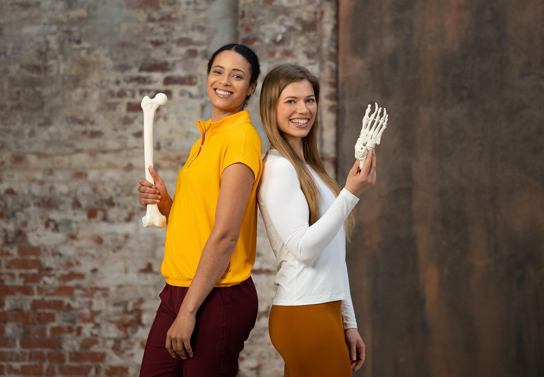 Marie-Laurence Jungfleisch mit Geh-Expertin Nadine Neuwerk