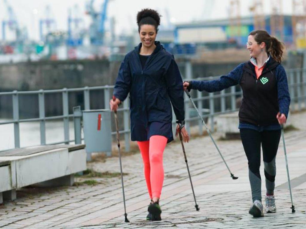 Marie-Laurence Jungfleisch beim Nordic Walking mit Physiotherapeutin Kristina Voß