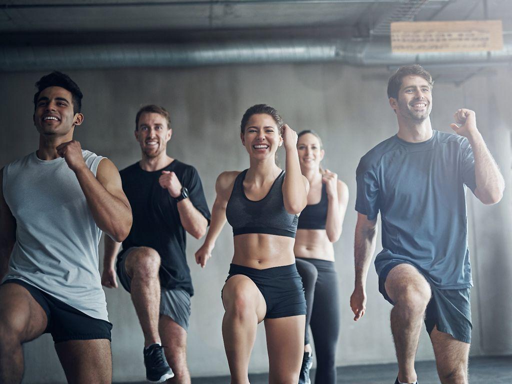 Bild: Junge Menschen machen gemeinsam Sport bei der DAK GroupFitness-Challenge.