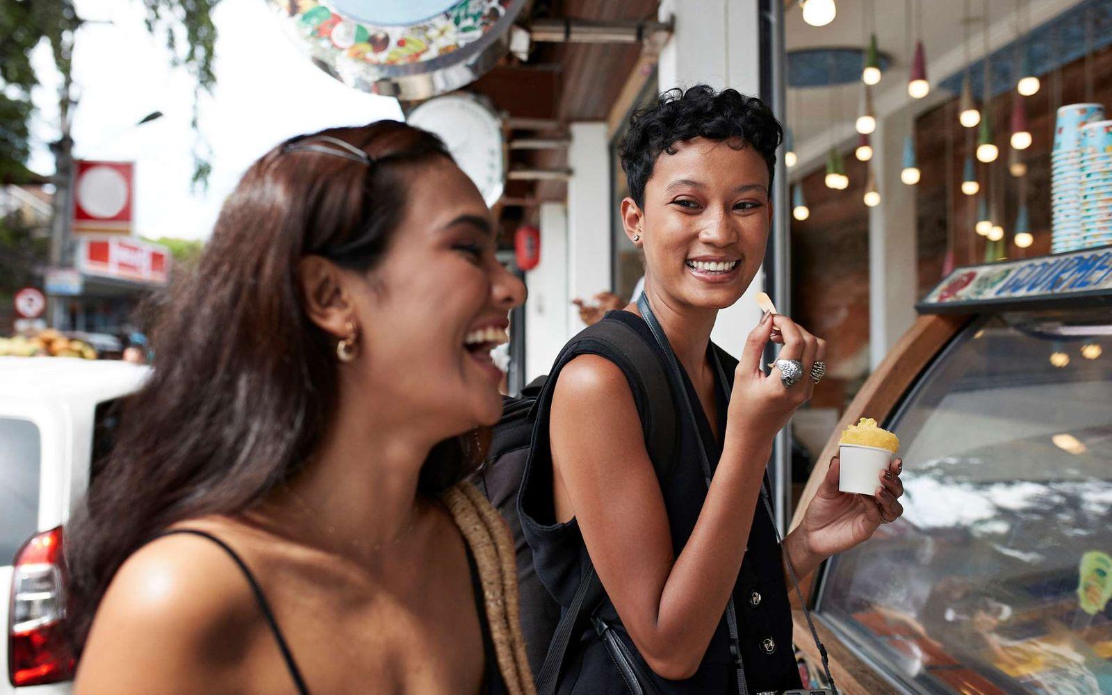 Stressfrei entscheiden: Zwei junge Frauen stehen vor einer Eistheke.