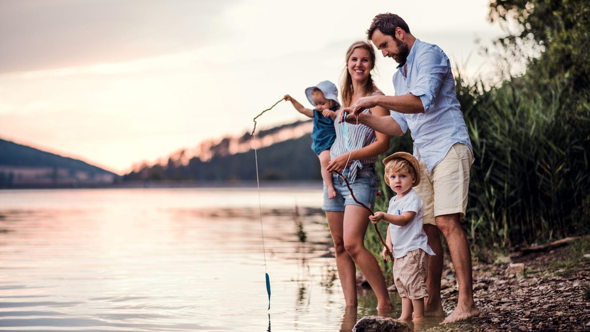 Eine Familie angelt am See