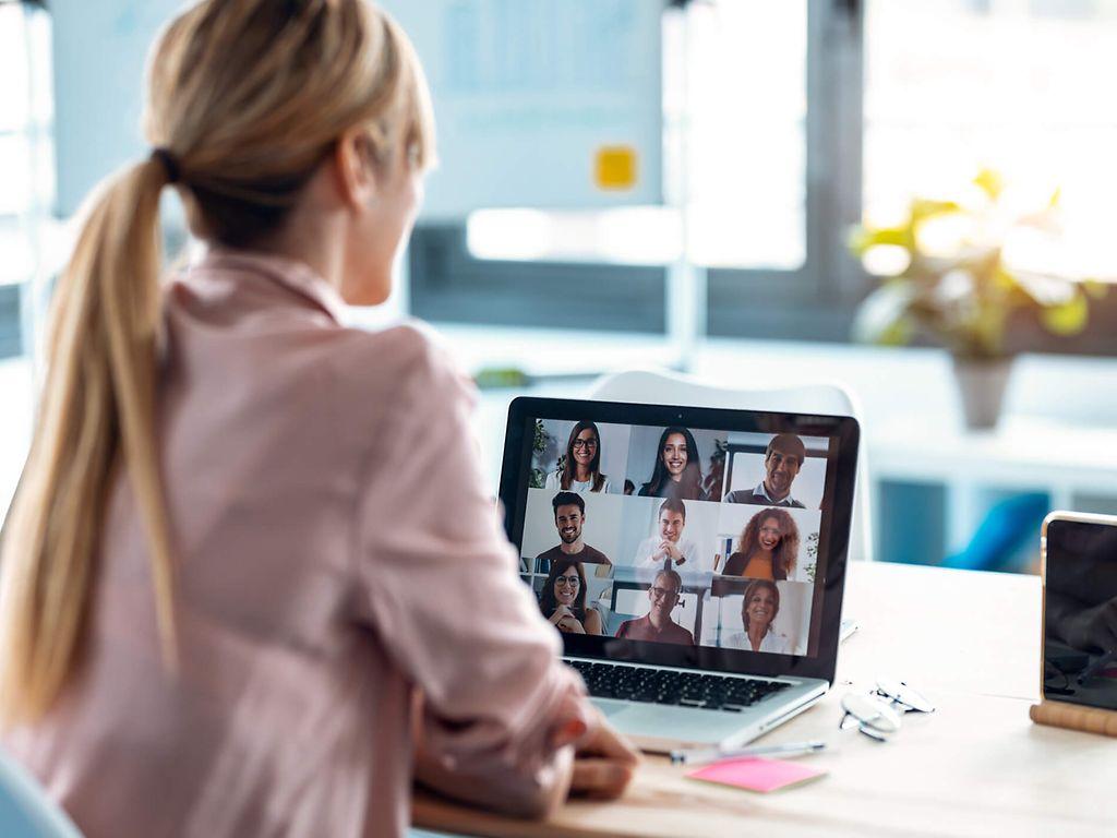 Bild: Teamleiterin spricht in einem Online-Meeting mit ihrem Team.