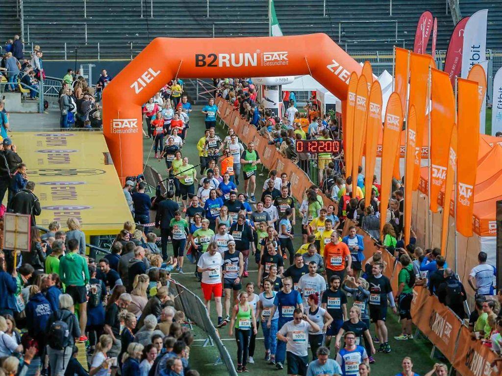 Bild: Vogelperspektive auf den Zieleinlauf bei einem B2Run Firmenlauf der DAK-Gesundheit.