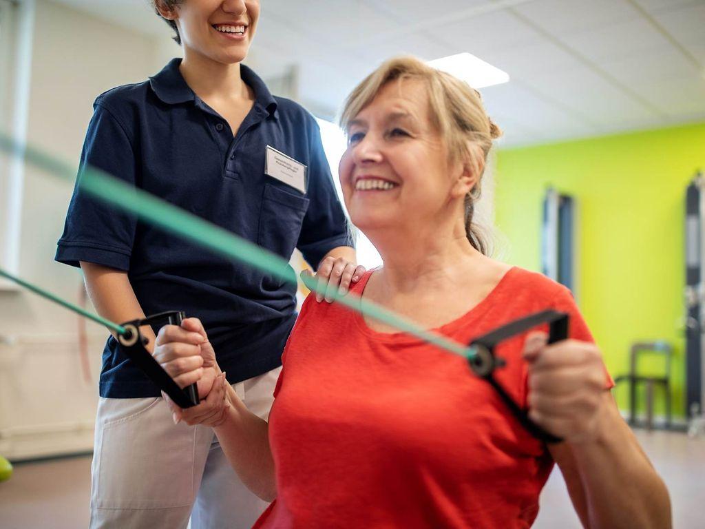 Reha-Sport und Funktionstraining: Frau beim Training mit Therapeutin. 