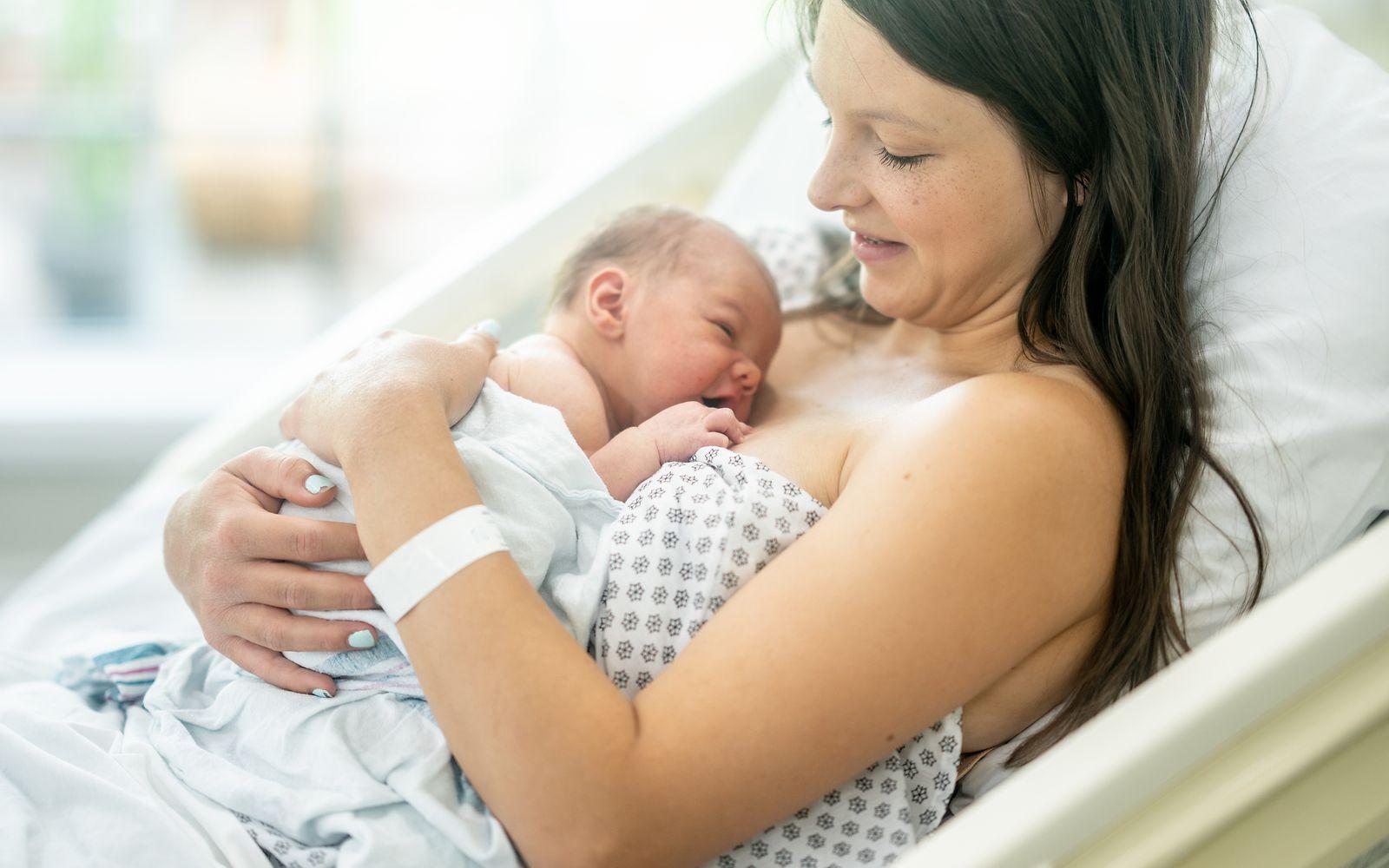 Symbolbild Neo-MILK-App Stillen: Säugling an der Brust der Mutter